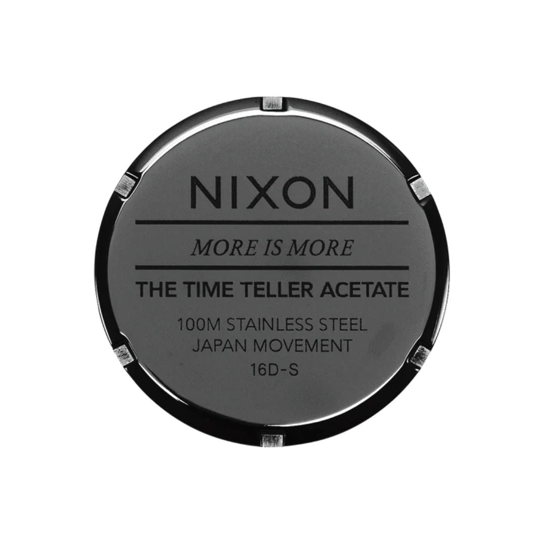 Tapa trasera del reloj Nixon Time Teller Acetate con grabado More is More.
