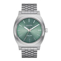 Reloj Nixon Time Teller Solar color plateado con esfera verde jade visto de frente.