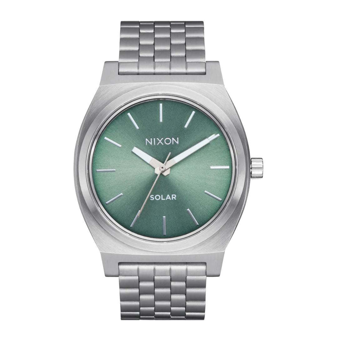 Reloj Nixon Time Teller Solar color plateado con esfera verde jade visto de frente.