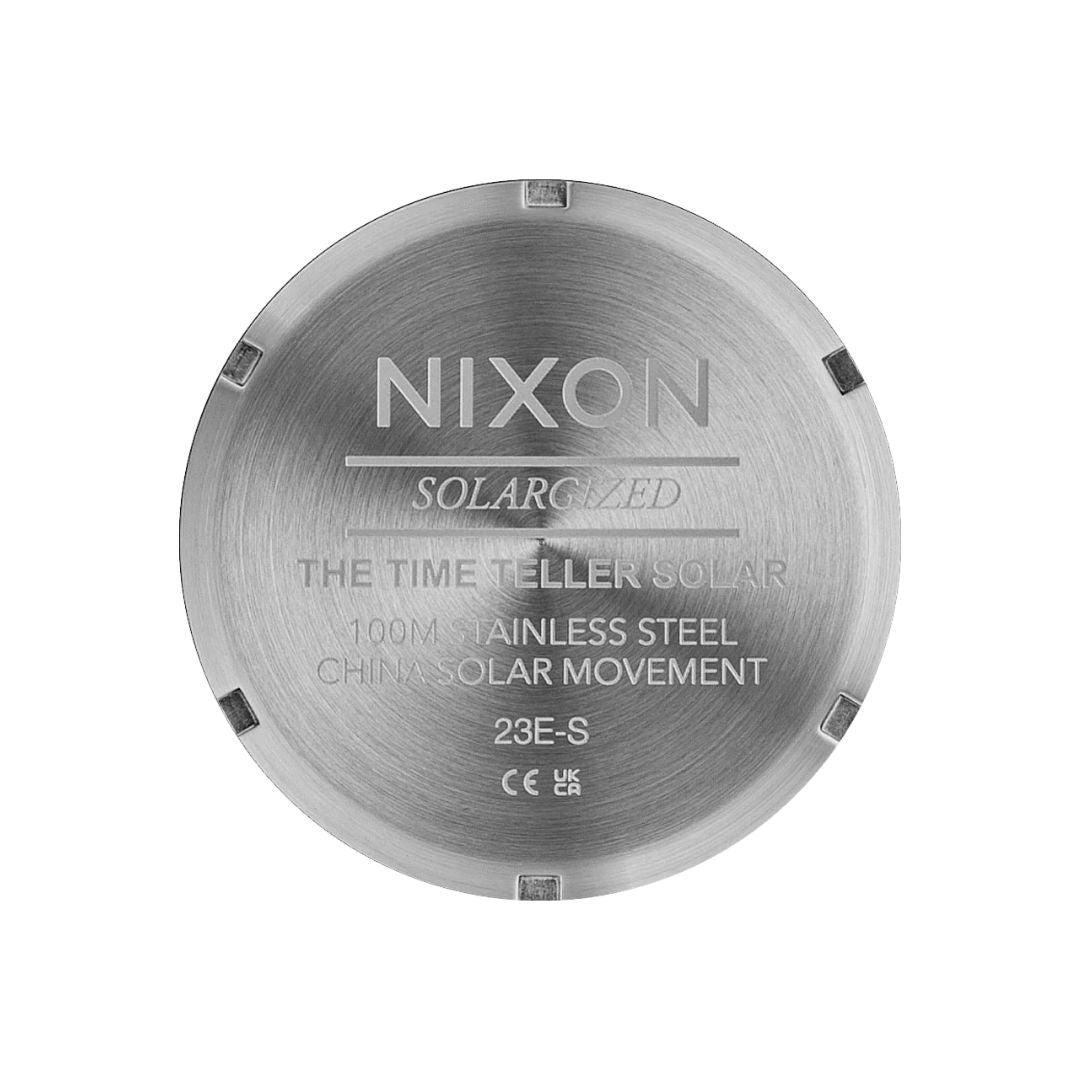 Cierre de eslabones del Nixon Time Teller Solar en acero plateado con logotipo grabado.