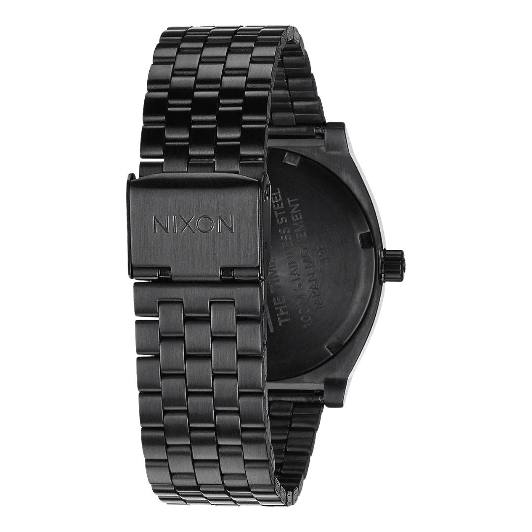 Vista trasera del reloj Nixon Time Teller All Black con cierre y grabado NIXON en acero inoxidable.