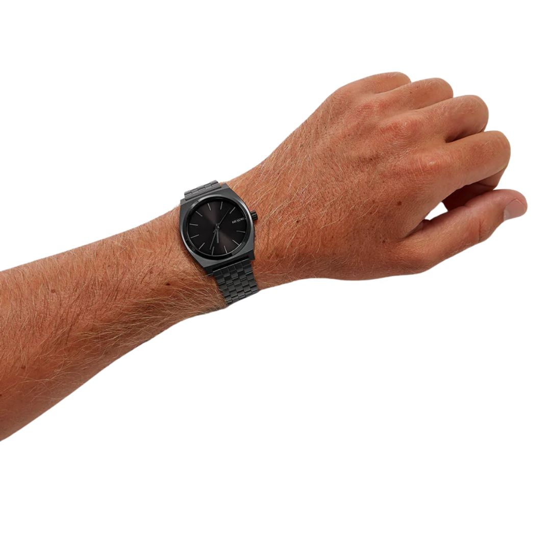 Reloj Nixon Time Teller All Black colocado en la muñeca, mostrando su tamaño y ajuste unisex.