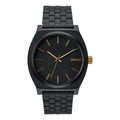 Reloj Nixon Time Teller All Matte Black Gold con esfera negra mate, detalles dorados y caja de acero inoxidable.