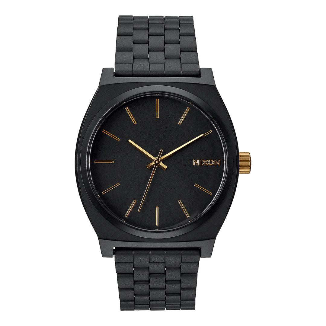 Reloj Nixon Time Teller All Matte Black Gold con esfera negra mate, detalles dorados y caja de acero inoxidable.