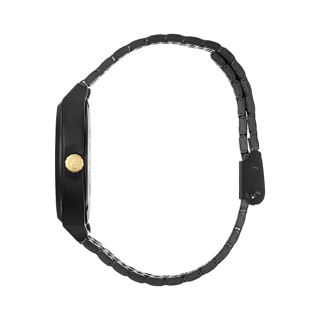 Vista lateral del reloj Nixon Time Teller All Matte Black Gold mostrando perfil fino y corona dorada.