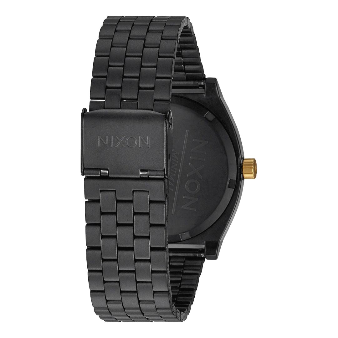 Reloj Nixon Time Teller All Matte Black Gold visto desde atrás con cierre metálico negro y grabado Nixon.