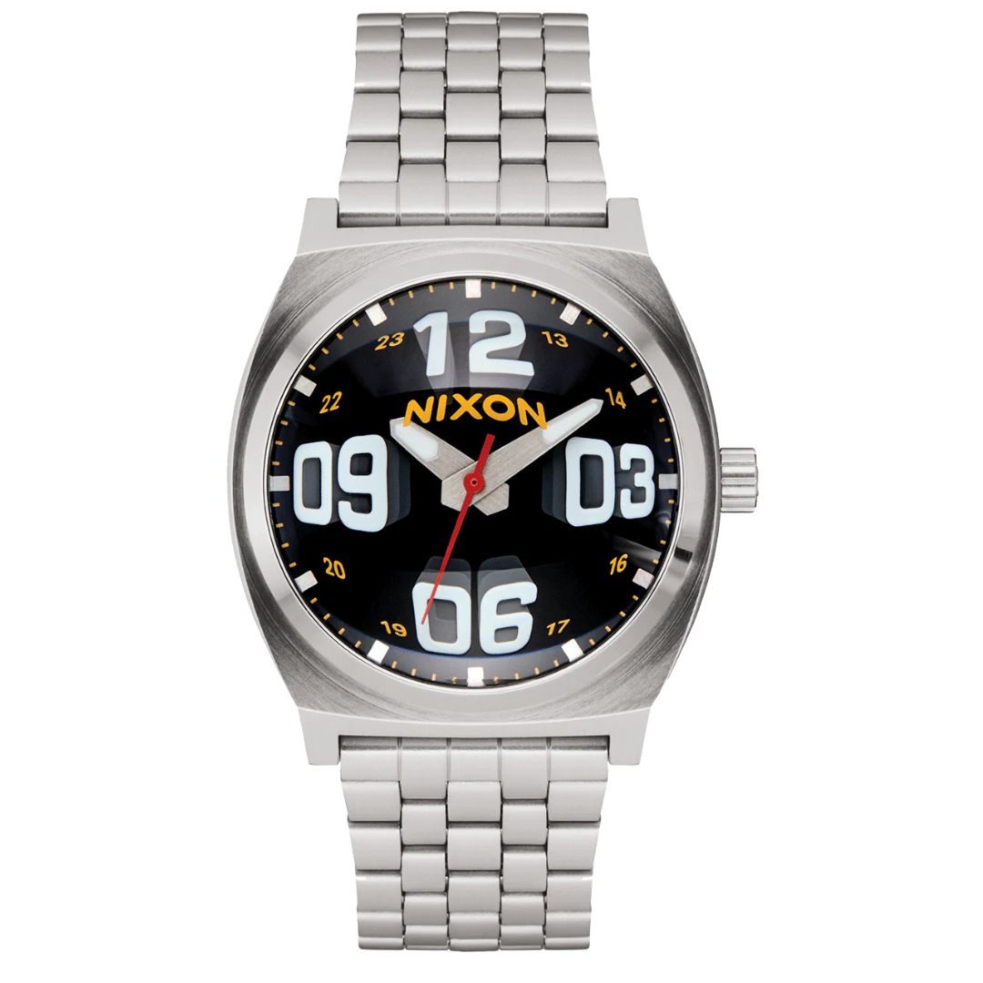 Reloj Nixon Time Teller Fisheye plateado con esfera negra visto de frente.