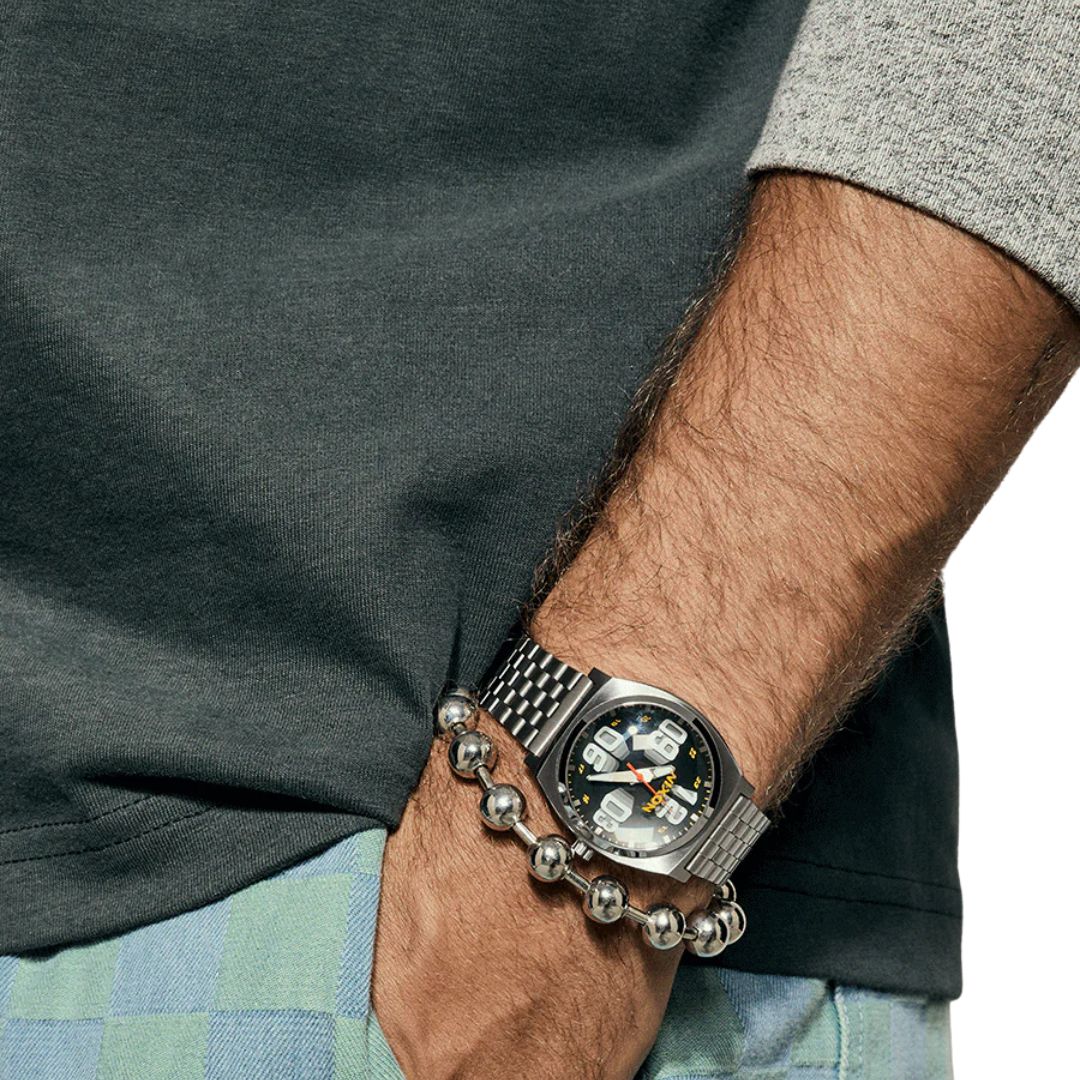 Reloj Nixon Time Teller Fisheye plateado lucido con estilo casual y pulsera metálica.