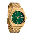 Vista lateral del reloj Nixon Time Teller Gold Green Sunray mostrando perfil fino y corona dorada.
