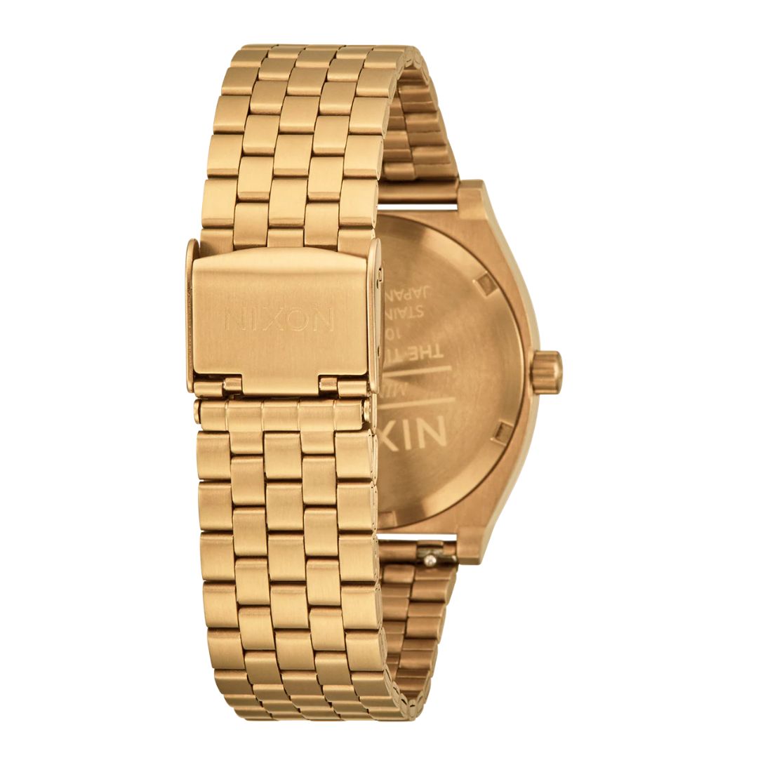 Detalle de la tapa posterior del Nixon Time Teller Gold Green Sunray con grabado en acero inoxidable dorado.
