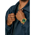 Reloj Nixon Time Teller Gold Green Sunray mostrando lateral del brazalete dorado y caja pulida.