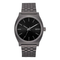 Reloj Nixon Time Teller Gunmetal Black Sunray con esfera negra brillante y caja de acero color gunmetal.