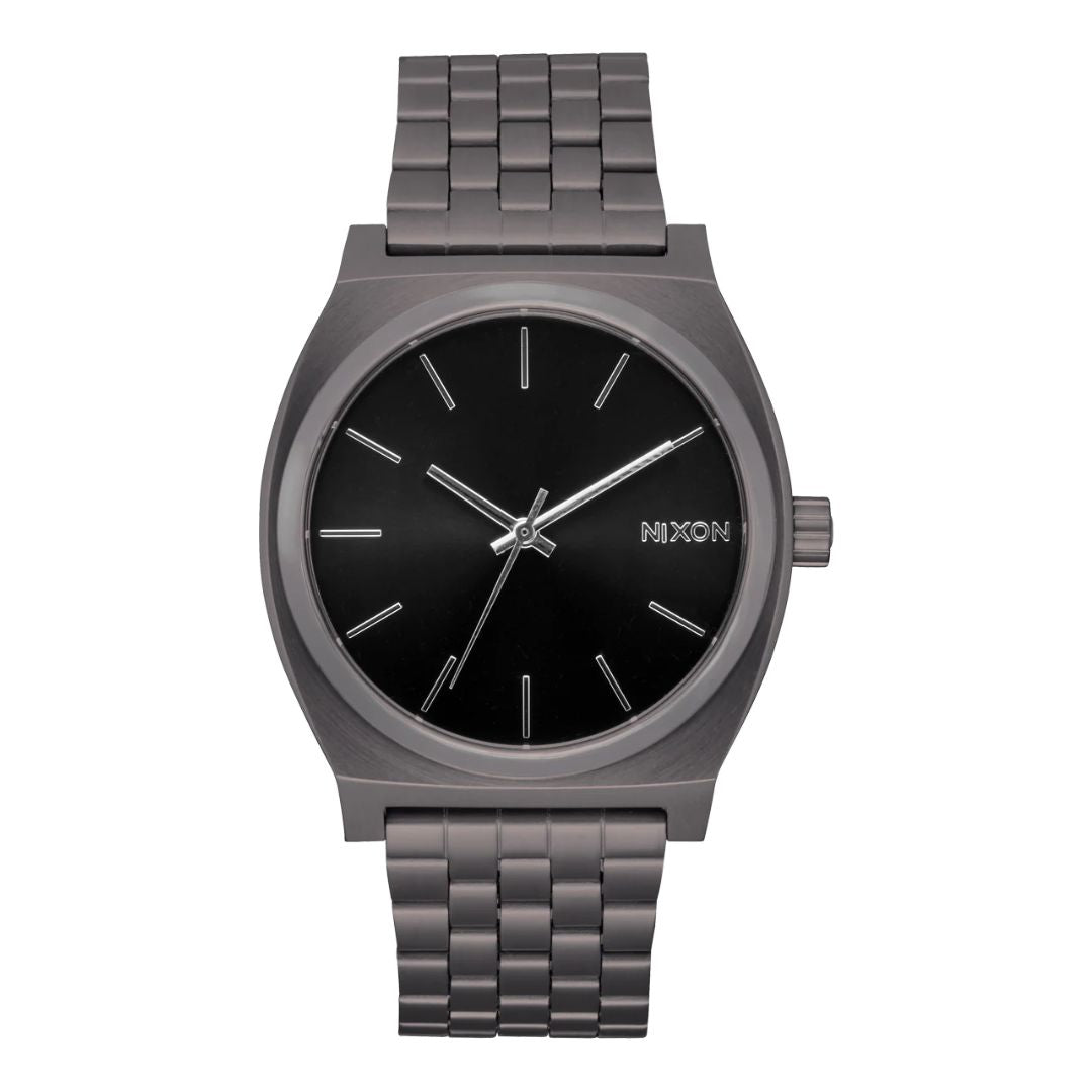 Reloj Nixon Time Teller Gunmetal Black Sunray con esfera negra brillante y caja de acero color gunmetal.