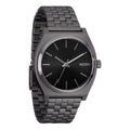 Vista lateral del reloj Nixon Time Teller Gunmetal Black Sunray mostrando perfil fino y corona metálica.