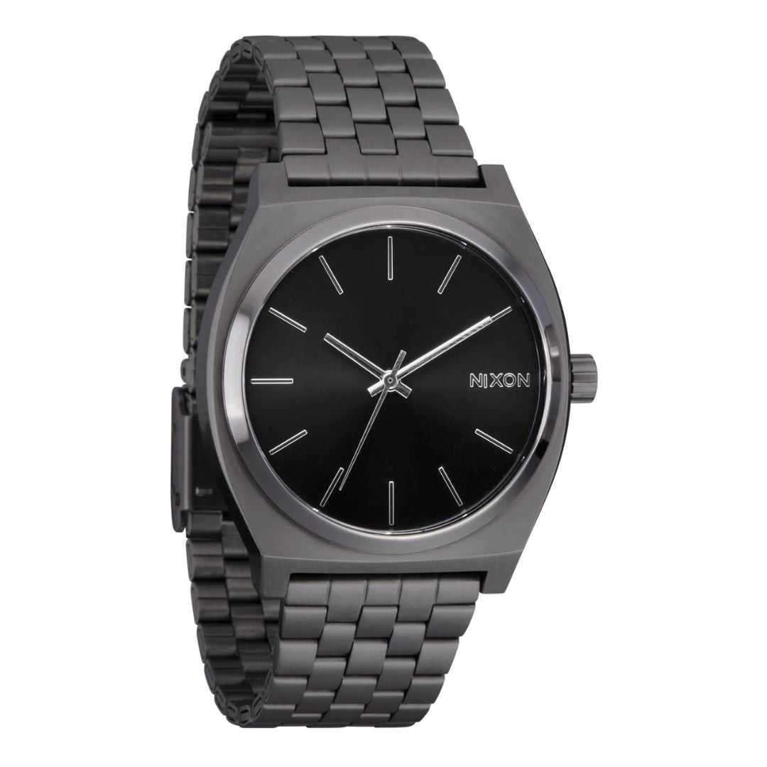 Vista lateral del reloj Nixon Time Teller Gunmetal Black Sunray mostrando perfil fino y corona metálica.