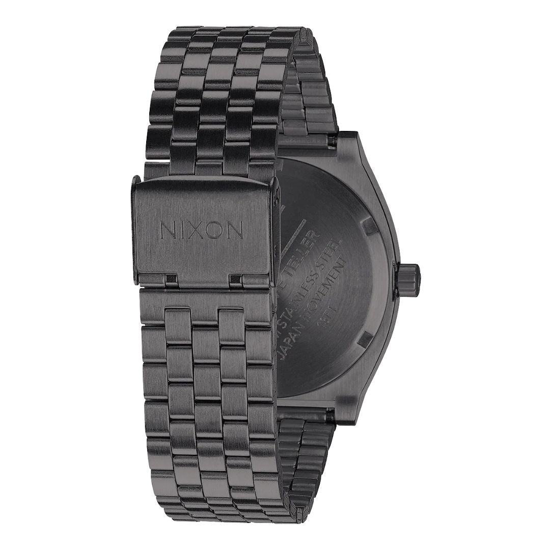 Detalle de la tapa posterior del Nixon Time Teller Gunmetal Black Sunray con grabado en acero inoxidable.