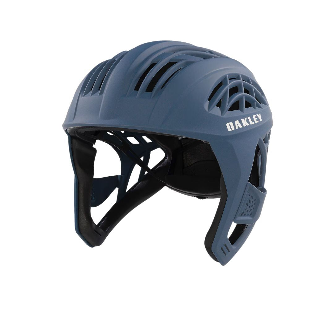 Casco de surf Oakley WTR Icon Matte Poseidon en perspectiva frontal con visera integrada y ajuste 360 Fit.