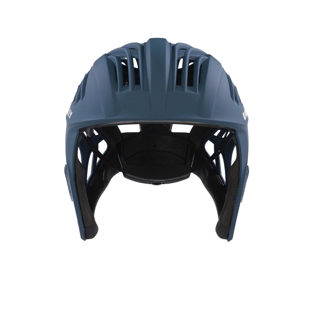 Casco de surf Oakley WTR Icon Matte Poseidon vista frontal con ventilación superior y protección auditiva integrada.