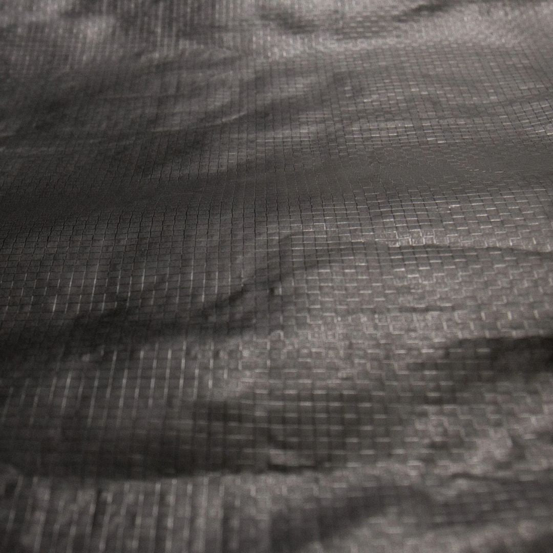 Detalle tejido nylon ripstop negro resistente y repelente al agua de la funda Ocean & Earth COR_X Fish Day Cover.