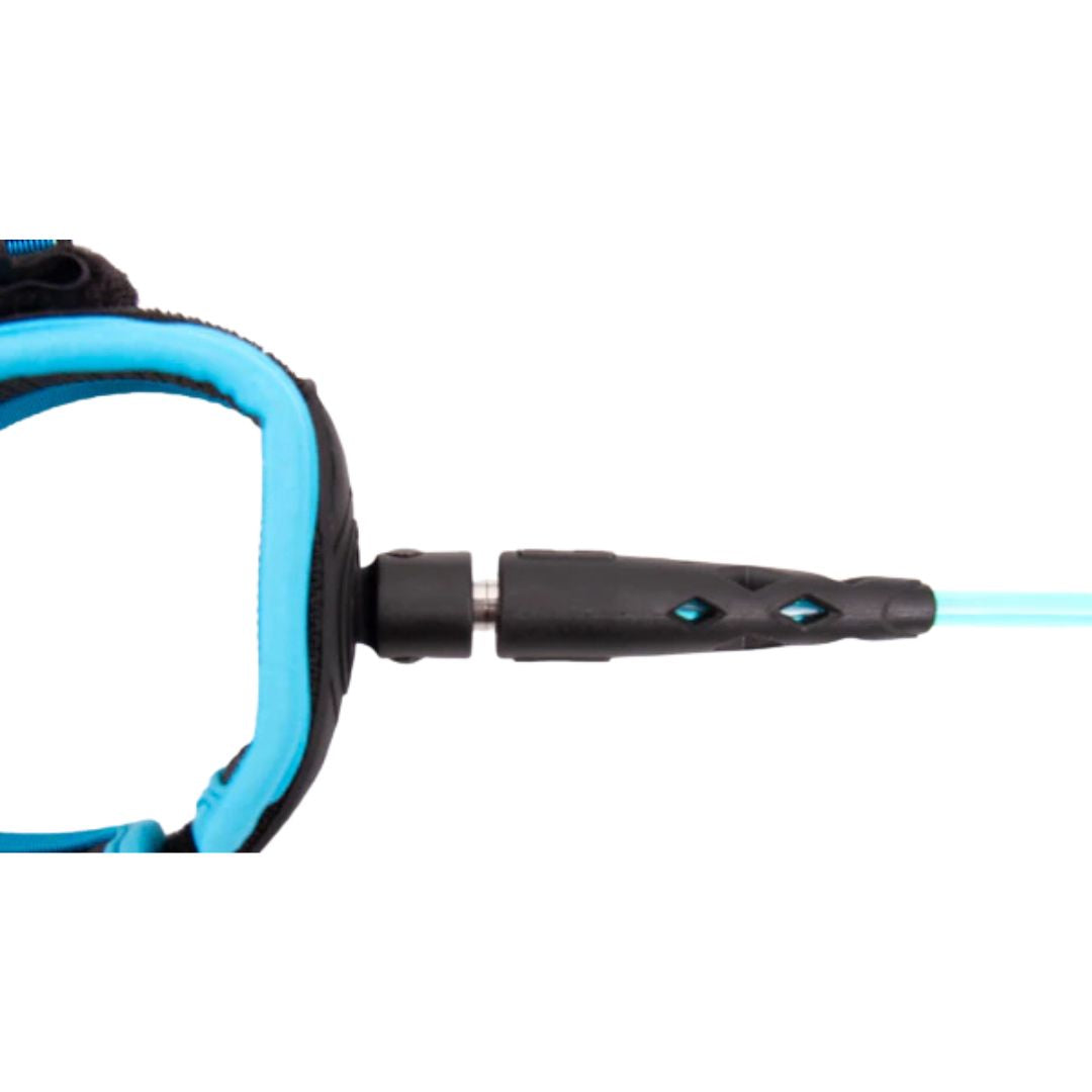 Detalle de la anilla giratoria de doble anclaje del leash de surf Ocean & Earth Diamond Flex, sistema antienredos de acero inoxidable grado marino.