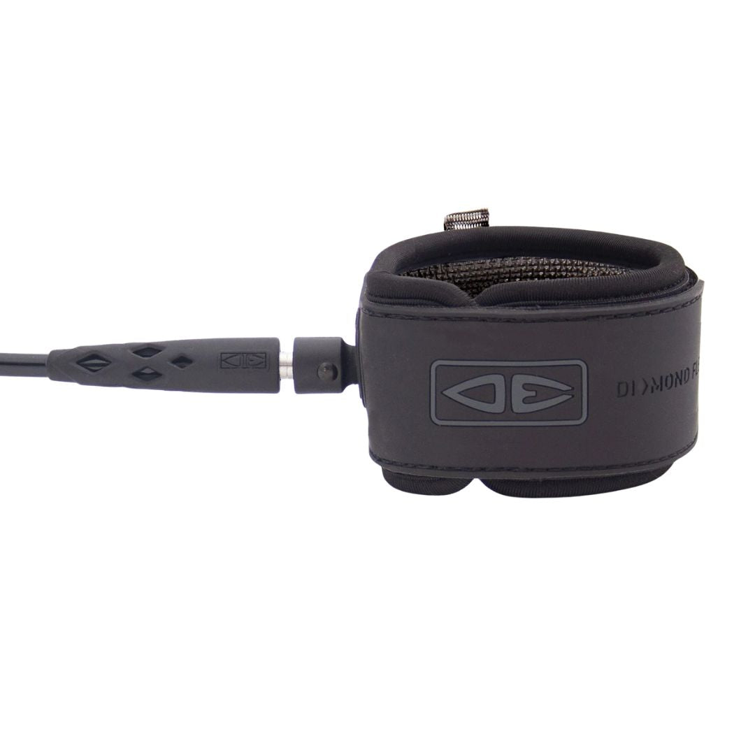 Leash de surf Ocean & Earth Diamond Flex Regular 7'0" en color Black, detalle de la correa de tobillo doble acolchada antideslizante y anilla giratoria.