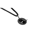 Detalle del sistema Plug Buddy del leash de surf Ocean & Earth Diamond Flex, que facilita pasar el cordón de anclaje por el plug de la tabla.