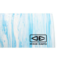 Detalle del bottom de la Ocean & Earth Happy Hour Epoxy Soft con logotipo de marca serigrafiado y acabado jaspeado en la parte inferior.