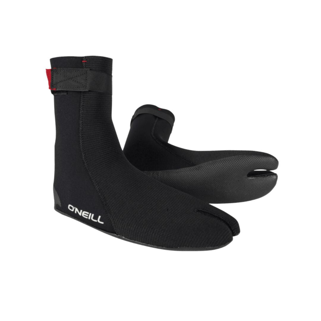 Botas de neopreno O'Neill Heat Ninja 5/4mm ST en negro, una en pie mostrando el logo O'Neill y la lengüeta roja trasera, y la otra tumbada mostrando la suela Krypto Forefoot y la punta partida.