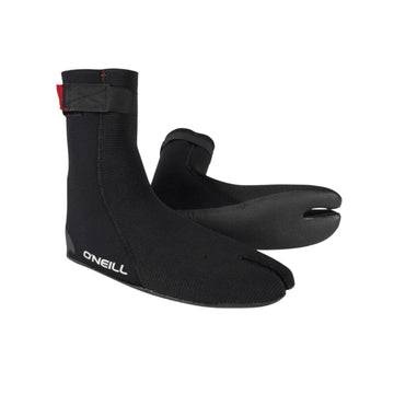 Botas de neopreno O'Neill Heat Ninja 5/4mm ST en negro, una en pie mostrando el logo O'Neill y la lengüeta roja trasera, y la otra tumbada mostrando la suela Krypto Forefoot y la punta partida.