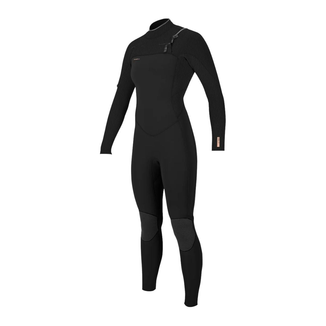 Traje de surf O'Neill Hyperfreak Plus 5/4mm Chest Zip de mujer en negro, vista frontal de cuerpo entero con el panel de neopreno TB3X y silueta general del traje.