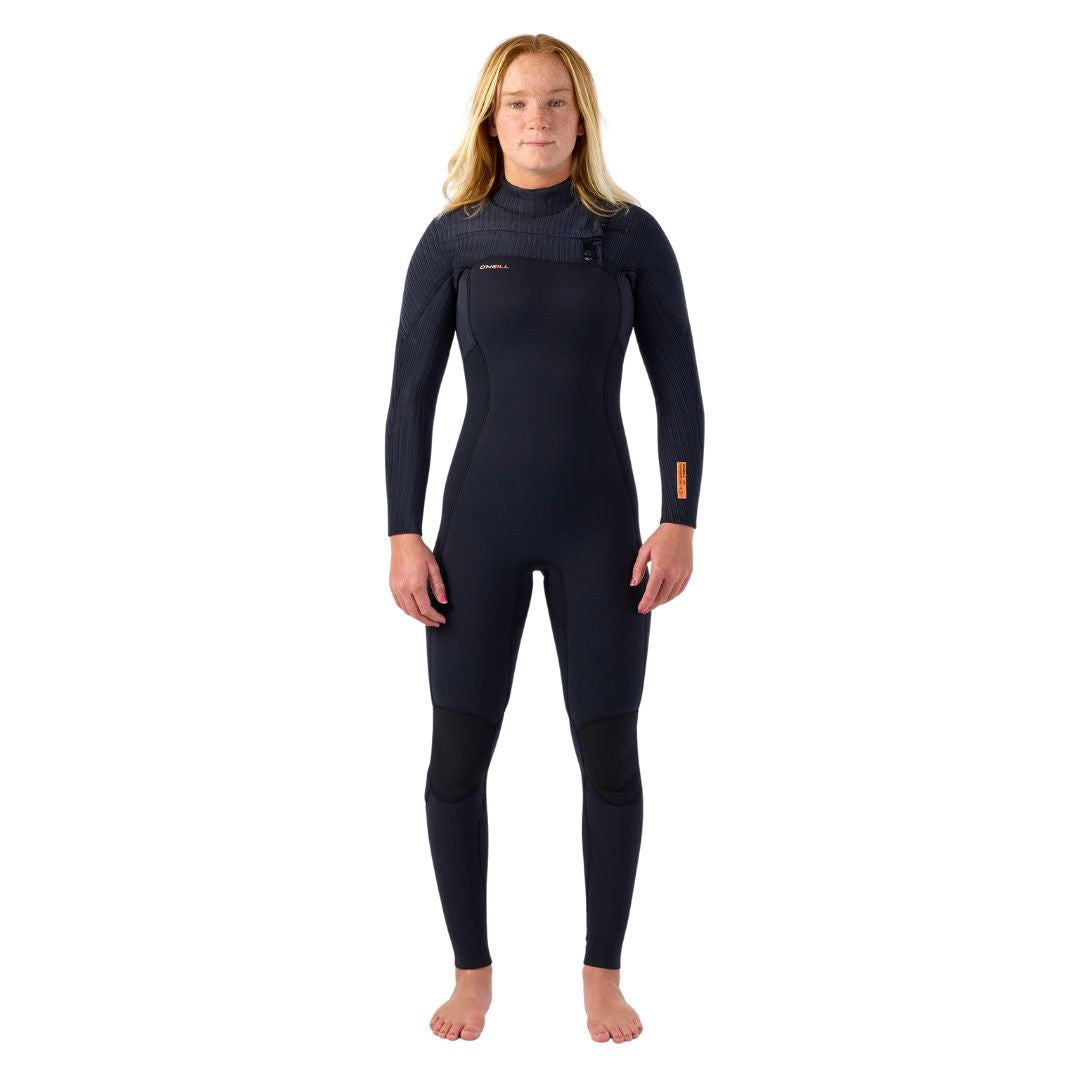 Traje de neopreno O'Neill Hyperfreak Plus 5/4mm Chest Zip en negro, vista frontal con el cierre de pecho F.U.Z.E. de cremallera flotante y el logo O'Neill en el pecho.