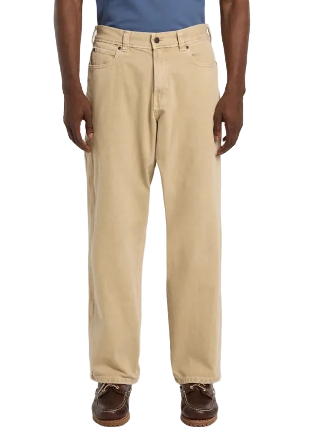 Dickies 958 Baggy Tapered Work Jeans Black Washed Fade vista frontal completa con corte baggy amplio y bolsillos traseros color eucalyptus con etiqueta roja tejida.