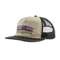 Gorra Patagonia Airfarer en color weathered stone (beige y negro), vista de tres cuartos, con el estampado Fitz Roy Foothills bordado y visera negra rígida.