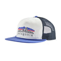 Gorra Patagonia Airfarer en color white (blanco y azul), vista de tres cuartos, con el estampado Fitz Roy Foothills bordado, visera azul rígida y malla trasera.