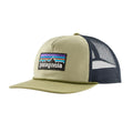 Gorra Patagonia Airfarer Cap color Weathered Stone con diseño de 5 paneles, visera plana NetPlus reciclada, panel frontal de algodón orgánico con logo P-6 y parte trasera de malla negra transpirable con cierre ajustable.