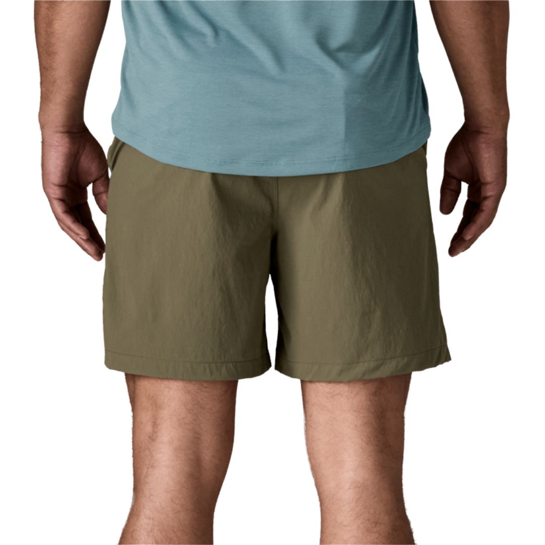 Patagonia Baggies™ Lights 6" color Basin Green, vista frontal: short slim fit en nailon reciclado NetPlus® verde oliva claro, bolsillos laterales verticales y entrepierna 15 cm.