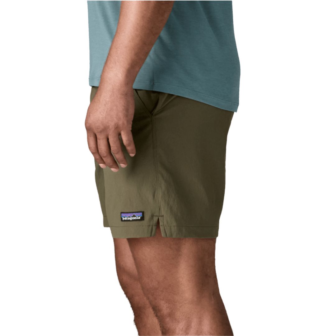 Patagonia Baggies™ Lights 6" Basin Green, lateral derecho: corte slim fit en nailon reciclado verde oliva, parche tejido P-6 y abertura lateral en bajo del short.
