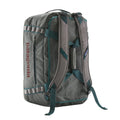 Patagonia Black Hole Duffel 40L Noble Grey, vista trasera: correas acolchadas desmontables tipo mochila verde azulado desplegadas, ripstop reciclado y parche logo P-6.