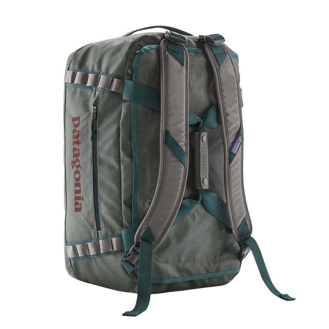 Patagonia Black Hole Duffel 40L Noble Grey, vista trasera: correas acolchadas desmontables tipo mochila verde azulado desplegadas, ripstop reciclado y parche logo P-6.