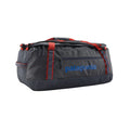 Bolsa de viaje Patagonia Black Hole Duffel 55L en color Smolder Blue con asas rojas, vista lateral con logo azul.
