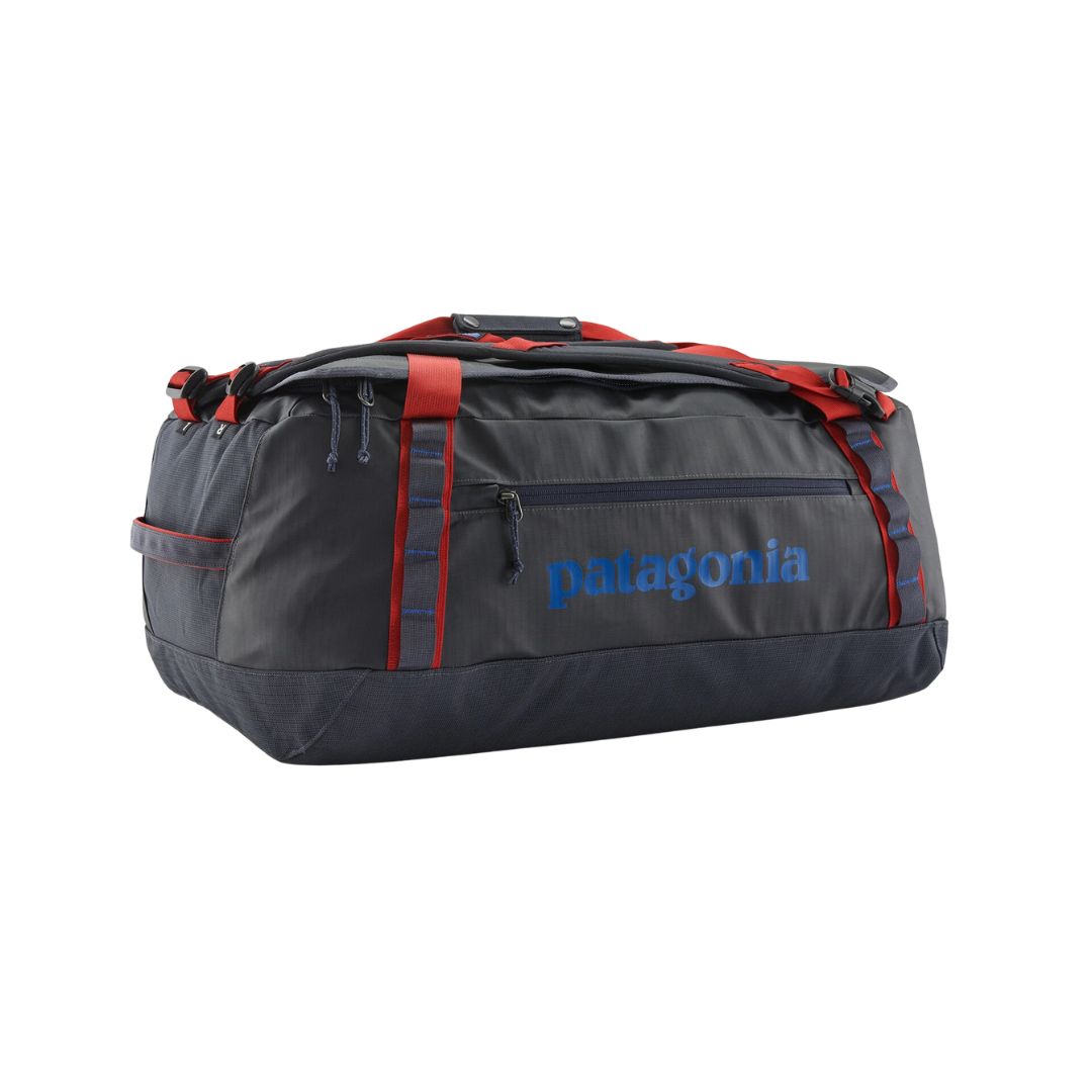 Bolsa de viaje Patagonia Black Hole Duffel 55L en color Smolder Blue con asas rojas, vista lateral con logo azul.
