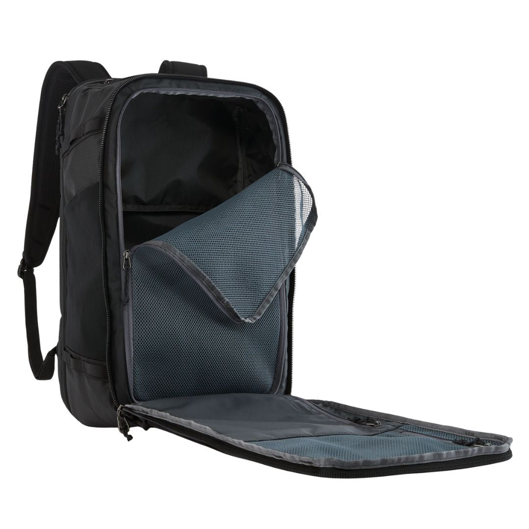 Vista interior del bolso Patagonia Black Hole Mini MLC 30L con compartimento principal abierto y bolsillo de malla