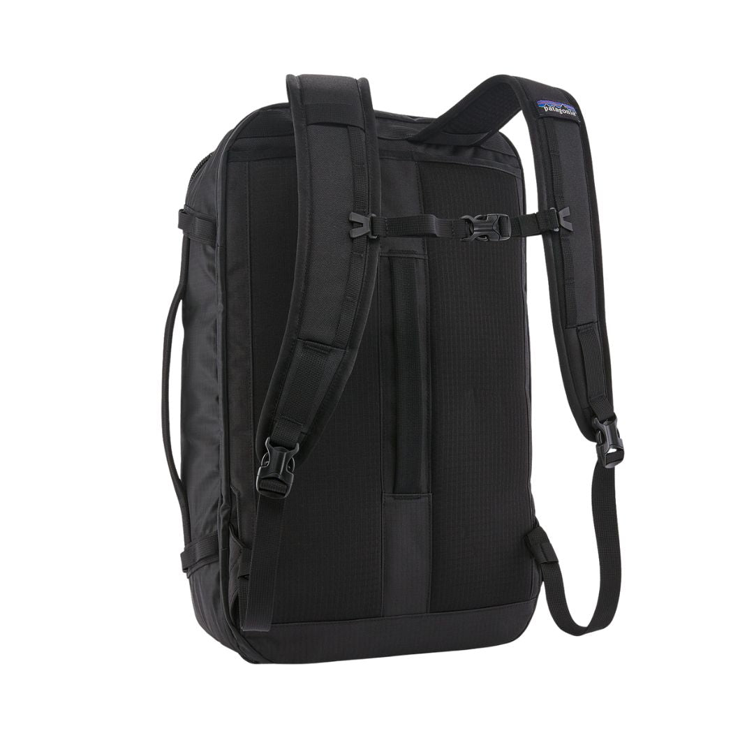 Detalle trasero del bolso Patagonia Black Hole Mini MLC 30L mostrando correas y cinturón ajustable