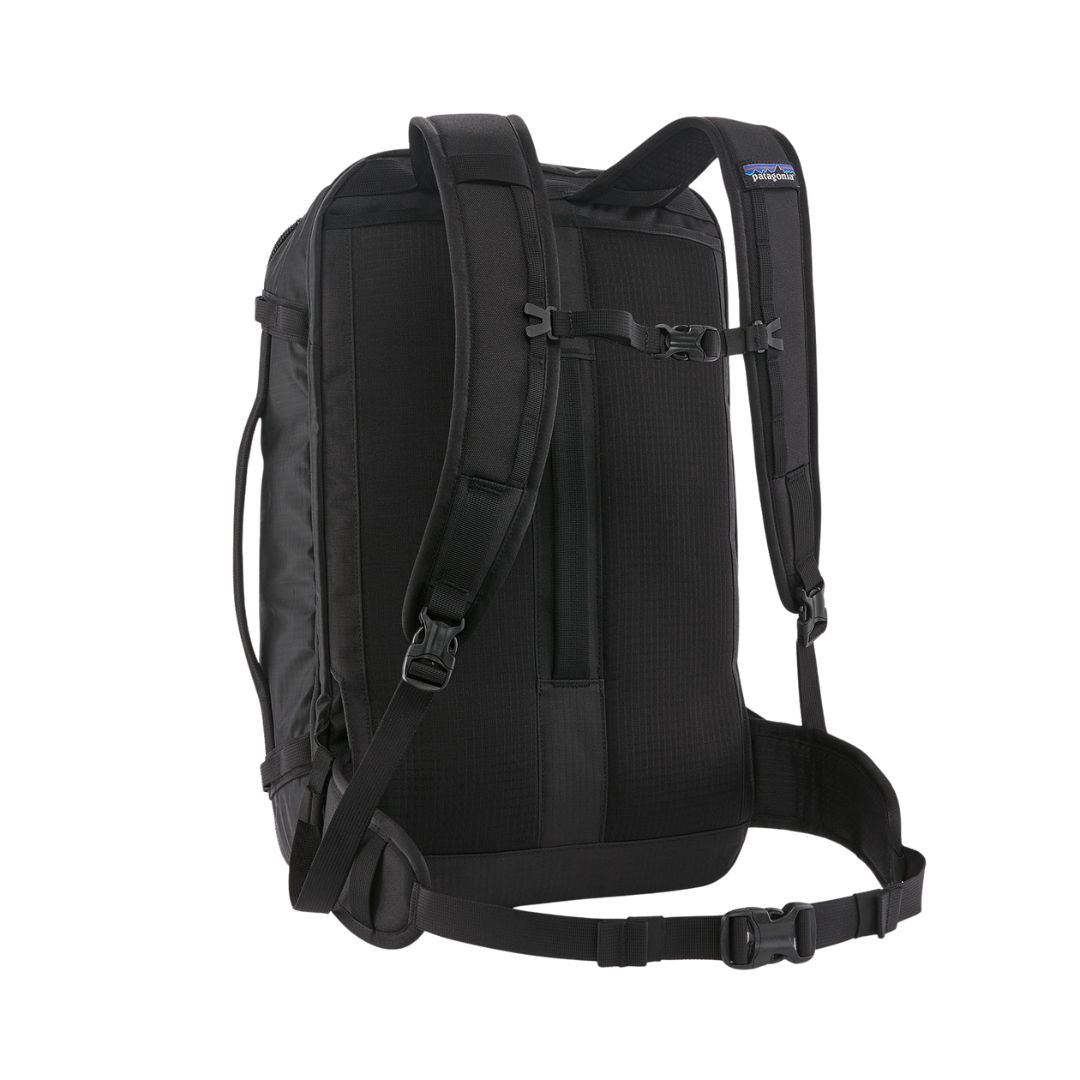 Vista trasera del bolso Patagonia Black Hole Mini MLC 30L llevado como mochila con correas acolchadas