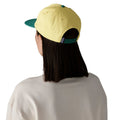 Gorra Patagonia Funfarer Cap color Gumtree Green vista trasera en modelo con cierre ajustable snapback y diseño de cinco paneles de algodón orgánico.