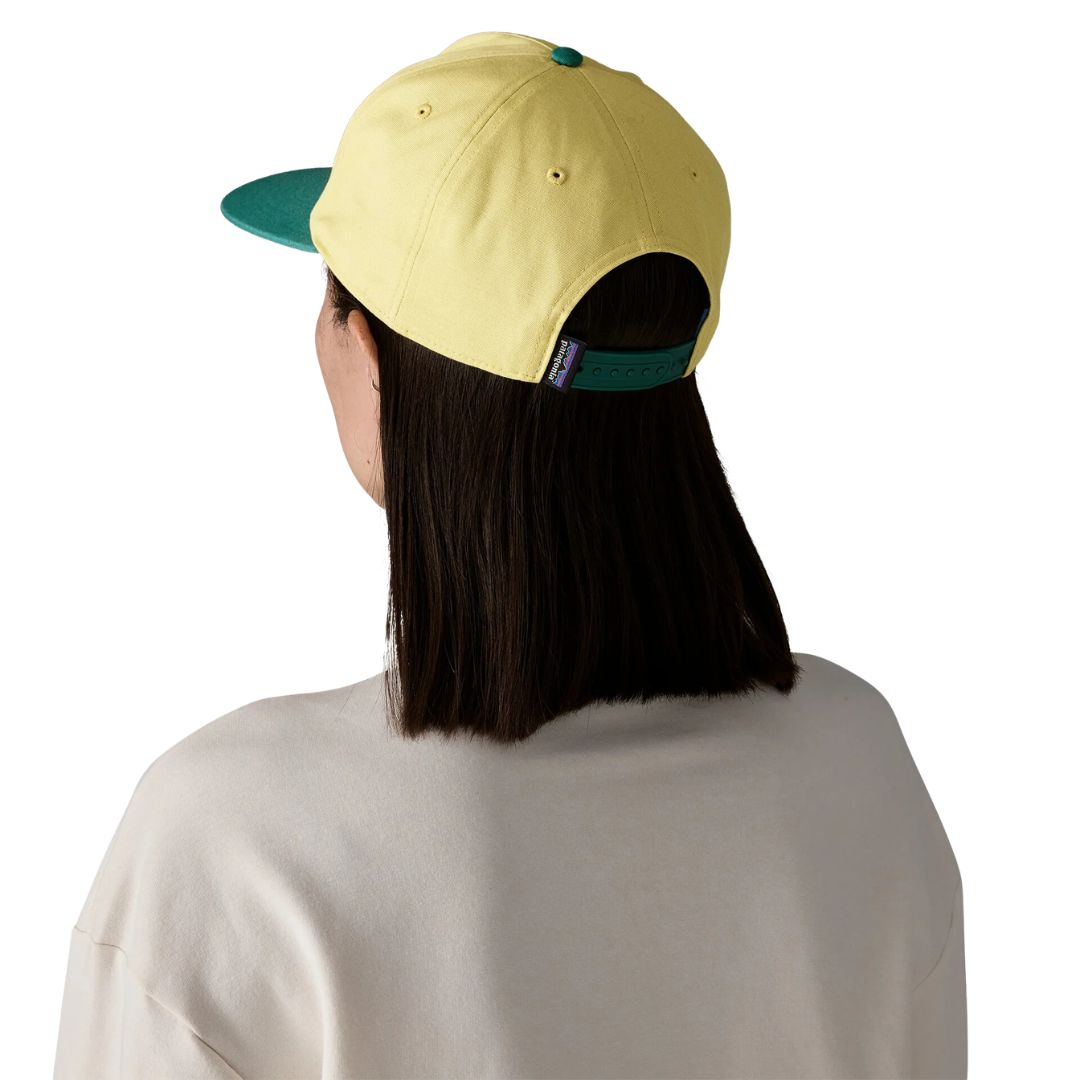 Gorra Patagonia Funfarer Cap color Gumtree Green vista trasera en modelo con cierre ajustable snapback y diseño de cinco paneles de algodón orgánico.