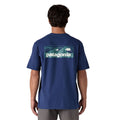 Camiseta Patagonia Boardshort Logo Pocket Responsibili-Tee para hombre en color azul Classic Navy, vista trasera con gráfico serigrafiado de olas y logotipo