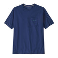 Detalle frontal de la camiseta Patagonia Boardshort Logo Pocket Responsibili-Tee en color azul Classic Navy, con bolsillo en el pecho y cuello redondo