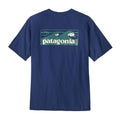 Vista trasera de la camiseta Patagonia Boardshort Logo Pocket Responsibili-Tee para hombre en azul Classic Navy, mostrando gráfico serigrafiado de la marca Patagonia