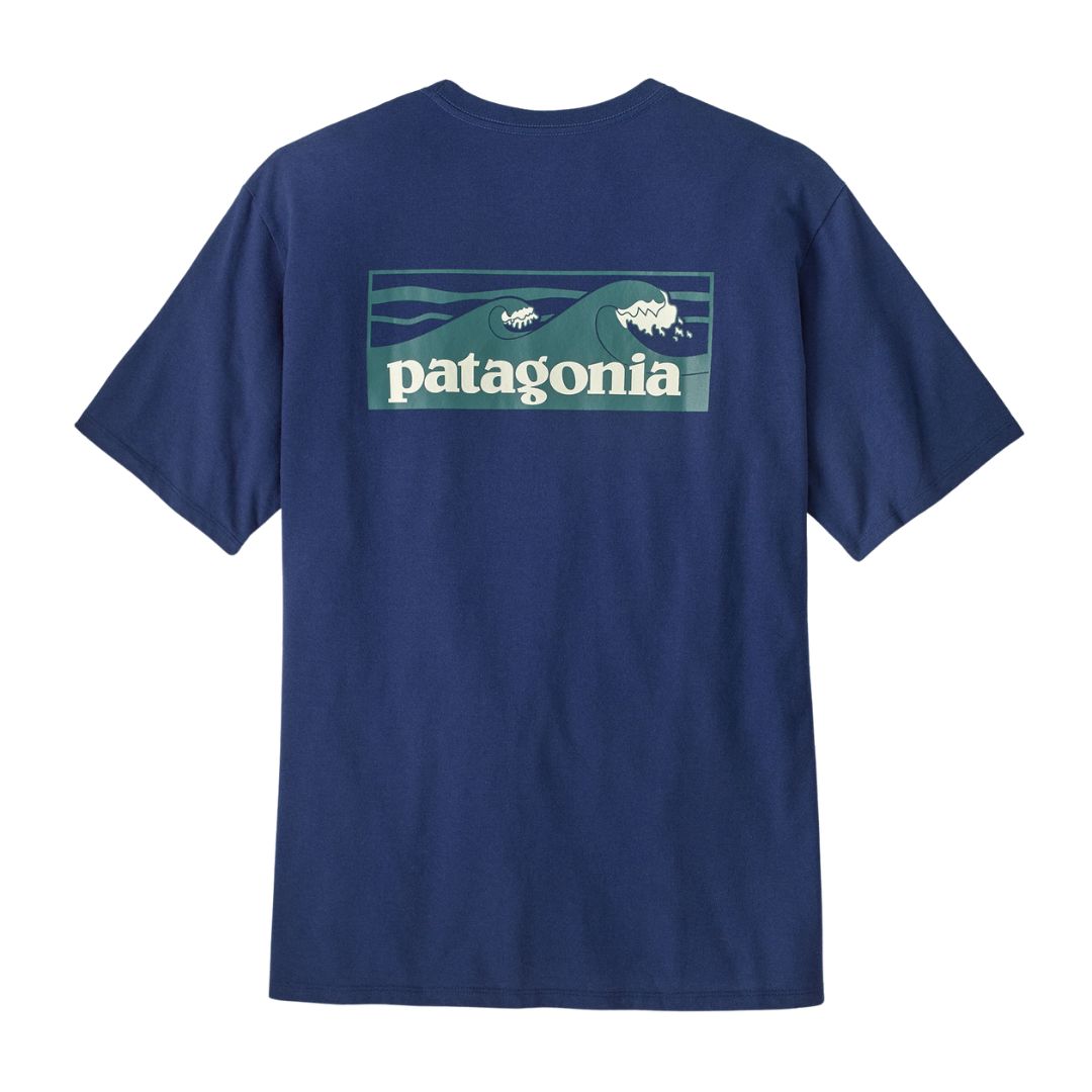 Vista trasera de la camiseta Patagonia Boardshort Logo Pocket Responsibili-Tee para hombre en azul Classic Navy, mostrando gráfico serigrafiado de la marca Patagonia
